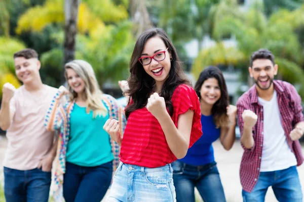 Animando mulher francesa com óculos e grupo de jovens adultos — Fotografia de Stock