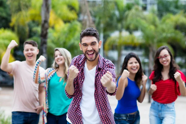 Cheering hipster giovane adulto con barba mostrando pollice in su con gr — Foto Stock