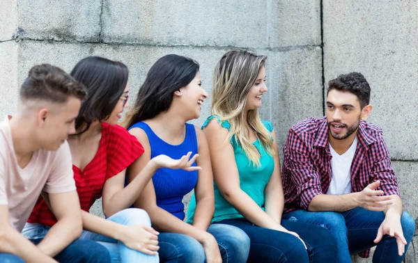 Gruppe spanischer und lateinamerikanischer und kaukasischer Studenten — Stockfoto