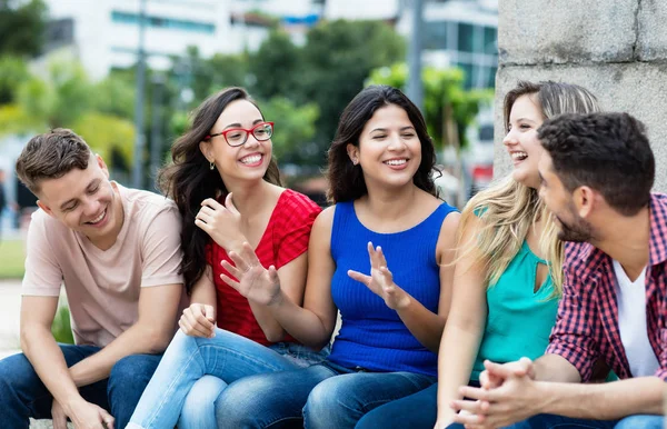 Gruppo di studenti ispanici e latini e caucasici in discussione — Foto Stock