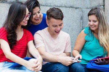 Kafkas, İspanyol ve Latin öğrencilerden oluşan bir grup ev ödevi