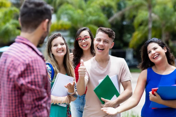 Studentengruppe mit erfolgreichen männlichen Studenten — Stockfoto