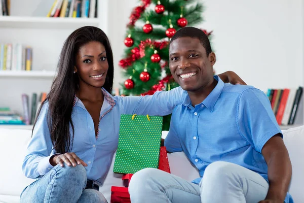 Śmiech African American Love para obchodzi Boże Narodzenie — Zdjęcie stockowe