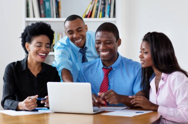 Bir grup Afro-Amerikan iş adamı iş başında