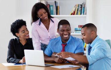 Gülen Afro-Amerikan iş adamları strateji hakkında konuşuyor.