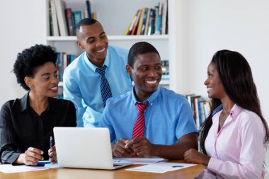 Motive Afro-Amerikan iş ekibi strateji hakkında konuşuyor