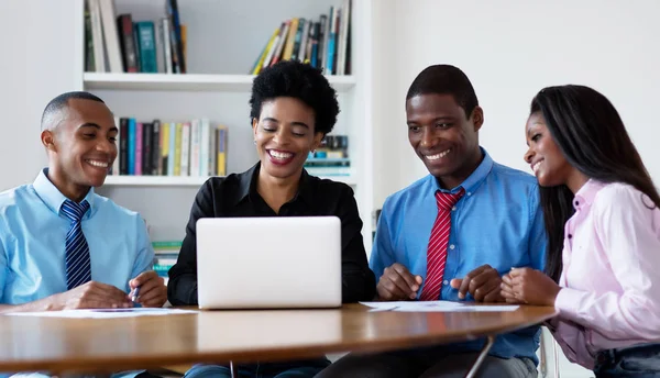 Möte med skrattande afroamerikanska affärsteam — Stockfoto