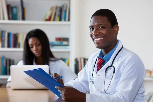 Riéndose médico afroamericano con enfermera — Foto de Stock