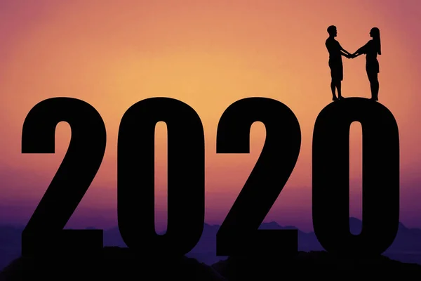 Atardecer con año nuevo 2020 y silueta de pareja enamorada —  Fotos de Stock