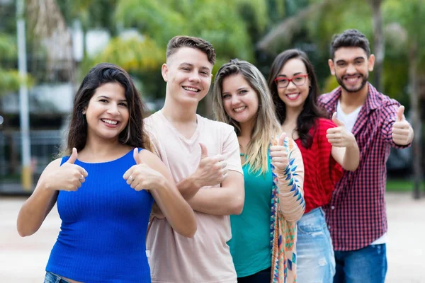 Messicano giovane donna adulta con gruppo di amici in linea — Foto Stock