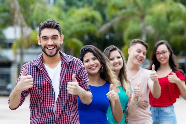 Espanhol jovem adulto hipster homem com grupo de amigos na linha — Fotografia de Stock