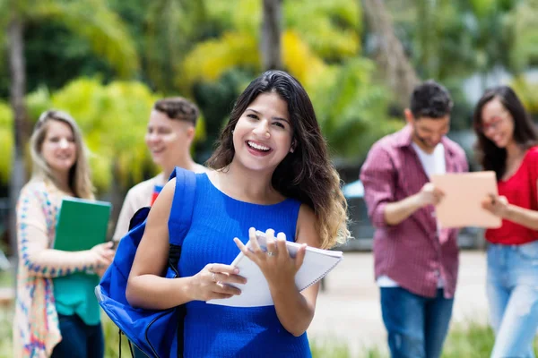 Tertawa Meksiko perempuan mahasiswa dengan sekelompok mahasiswa — Stok Foto