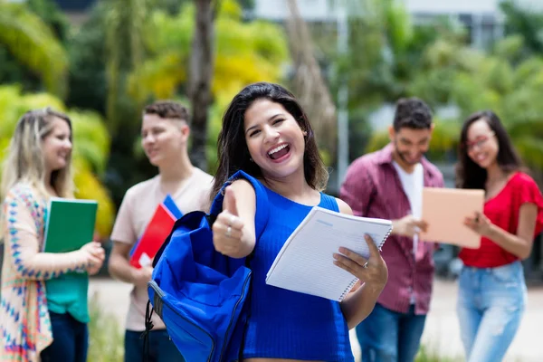 Estudante universitária mexicana bem sucedida com grupo de stude — Fotografia de Stock