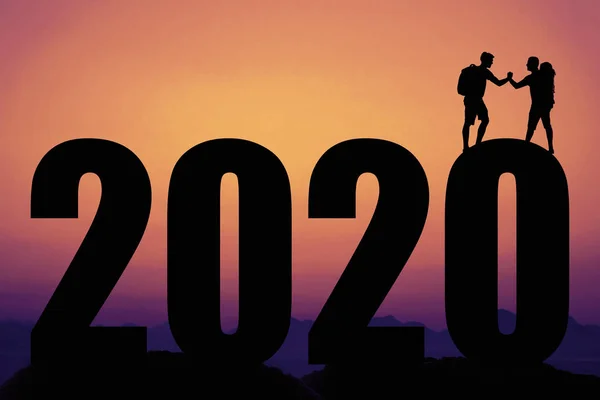 Atardecer con año nuevo 2020 y silueta de personas dando alta f —  Fotos de Stock