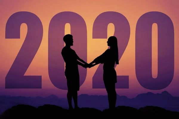 Pareja de silueta de la mano con gran año nuevo 2020 y puesta del sol —  Fotos de Stock