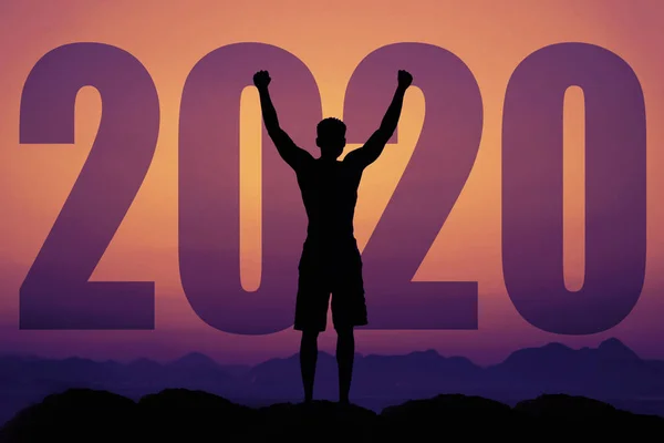 Silueta de hombre animador con gran año nuevo 2020 y puesta de sol —  Fotos de Stock