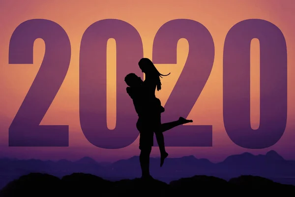 Silueta de pareja de amor con gran año nuevo 2020 y puesta de sol —  Fotos de Stock