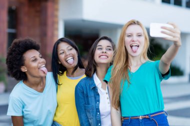 Çılgın selfie çeken çok ırklı genç yetişkin kadın grubu