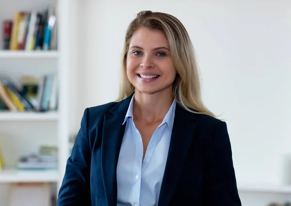 Retrato de bela mulher de negócios loira com blazer — Fotografia de Stock