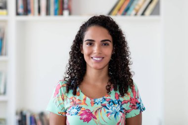 Güzel gülen Latin Amerikalı kadın.
