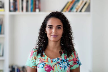Güzel gülümseyen latin Amerikalı kadın