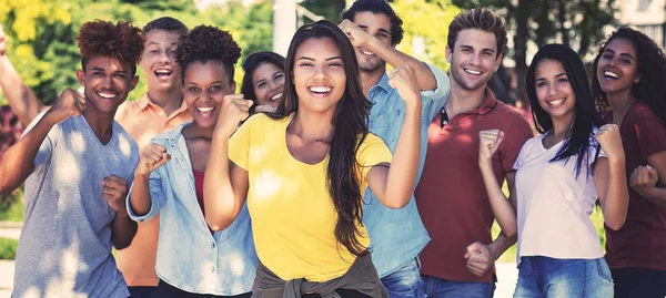 Groot team van juichende internationale studenten en jonge volwassenen — Stockfoto