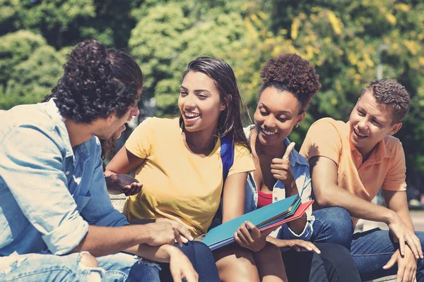 Estudante latino-americano conversando e aprendendo com grupo de garanhões — Fotografia de Stock