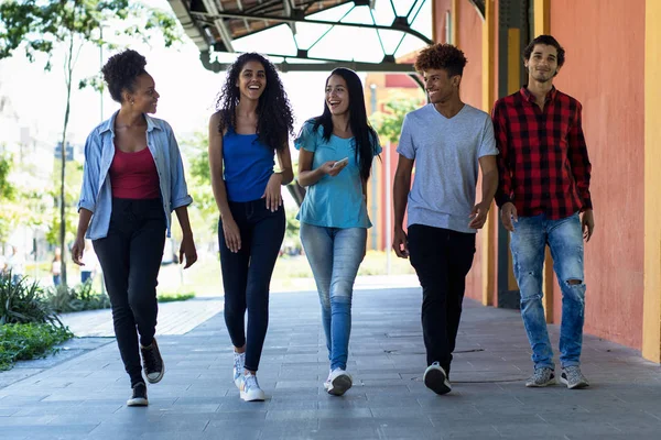 Bir grup İspanyol ve Afrikalı Amerikalı hippi genç yetişkinler...