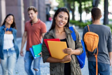Öğrencileri olan güzel, genç, yetişkin bir Latin kadın.