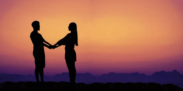 Pareja enamorada al atardecer con espacio para copiar — Foto de Stock