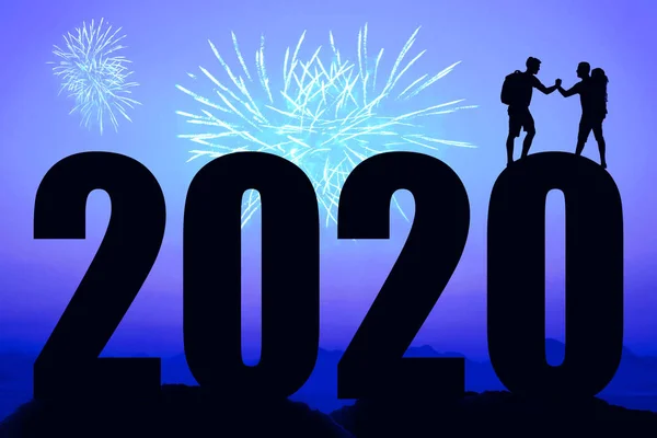 Noche azul con fuegos artificiales y año nuevo 2020 y amigos temblando —  Fotos de Stock