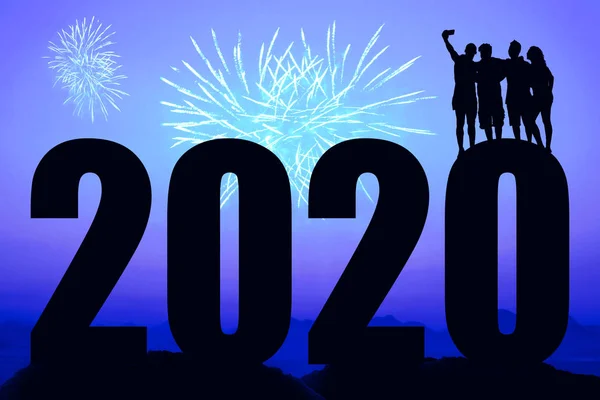 Noche azul con fuegos artificiales y año nuevo 2020 y grupo tomando sel —  Fotos de Stock