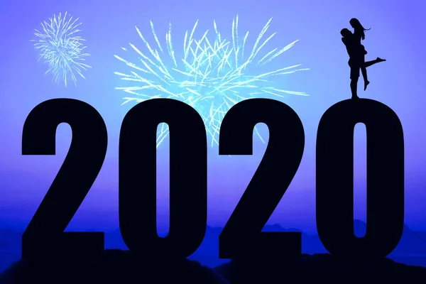 Noche azul con fuegos artificiales y año nuevo 2020 y pareja de amor —  Fotos de Stock