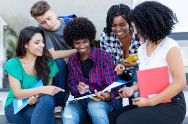 Amerikalı ve Latin ve Afrikalı öğrencilerden oluşan bir grup h hakkında konuşuyor