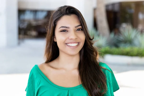 Portrait de rire latino-américaine jeune femme adulte avec longue — Photo