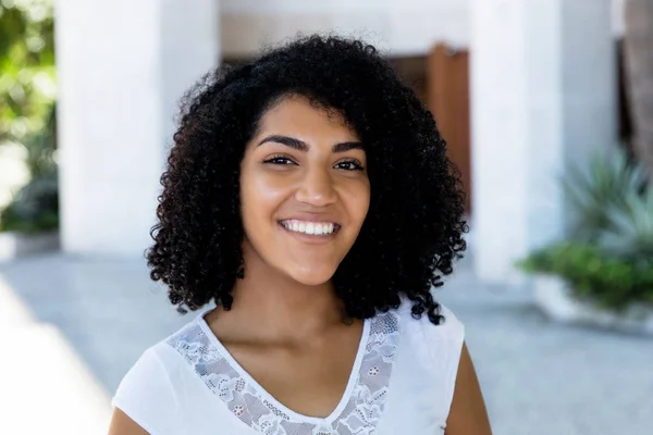 Portret van lachende Mexicaanse jonge volwassen vrouw met zwart haar — Stockfoto