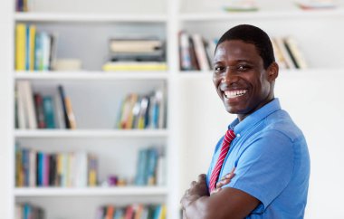 Kravatlı ve fotokopi alanı olan zeki Afro-Amerikan iş adamı