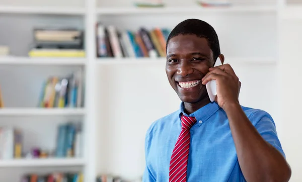 Afroamerikansk affärsman med slips pratar med klient — Stockfoto