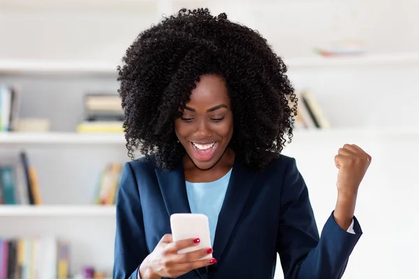 Femme d'affaires afro-américaine recevant un message avec de bonnes nouvelles — Photo