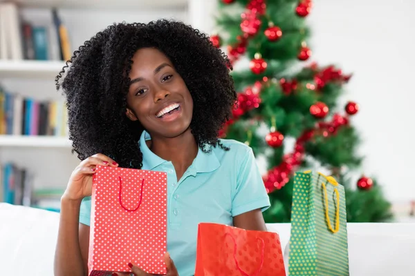 Riendo mujer afroamericana con regalos de Navidad — Foto de Stock