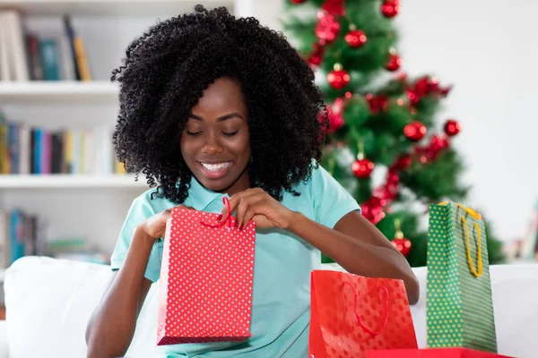 Szczęśliwa Afroamerykanka z prezentami świątecznymi — Zdjęcie stockowe