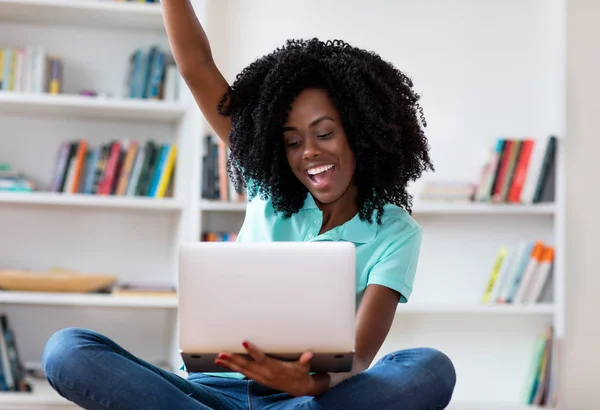 Animando a la mujer afroamericana americahn obtiene una oferta especial en línea —  Fotos de Stock