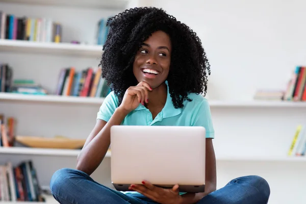 สาวแอฟริกันอเมริกันสวย ช้อปปิ้งออนไลน์ด้วยคอมพิวเตอร์ — ภาพถ่ายสต็อก