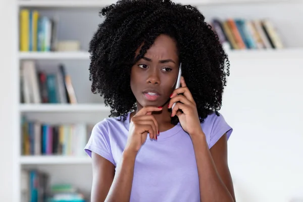 Mujer afroamericana hablando con centro de atención al cliente —  Fotos de Stock