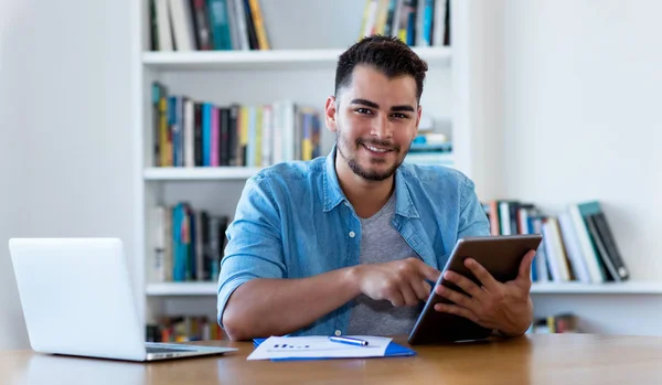 Mexicaanse hipster man leest nieuws met tablet — Stockfoto