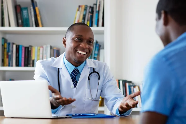 Afro-americano medico ha buone notizie per il paziente maschio — Foto Stock