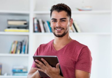 Dijital tabletle İspanyol hipster adam çevrimiçi