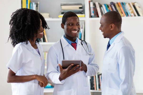 Medici e infermieri afroamericani che parlano di pazienti — Foto Stock