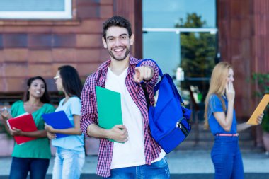 Yakışıklı hippi erkek öğrenci ve bir grup genç yetişkin.