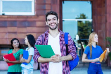 Genç yetişkinlerden oluşan bir grup hippi erkek öğrenci.